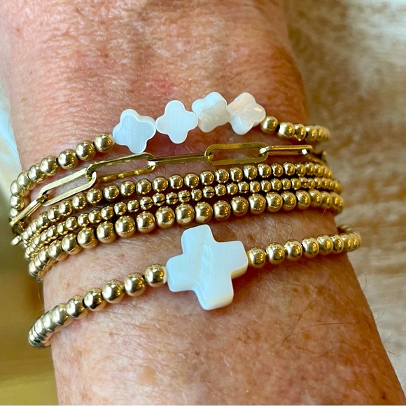 Handmade 14k gold filled stretch shell clover bracelet - Picture 4 of 9